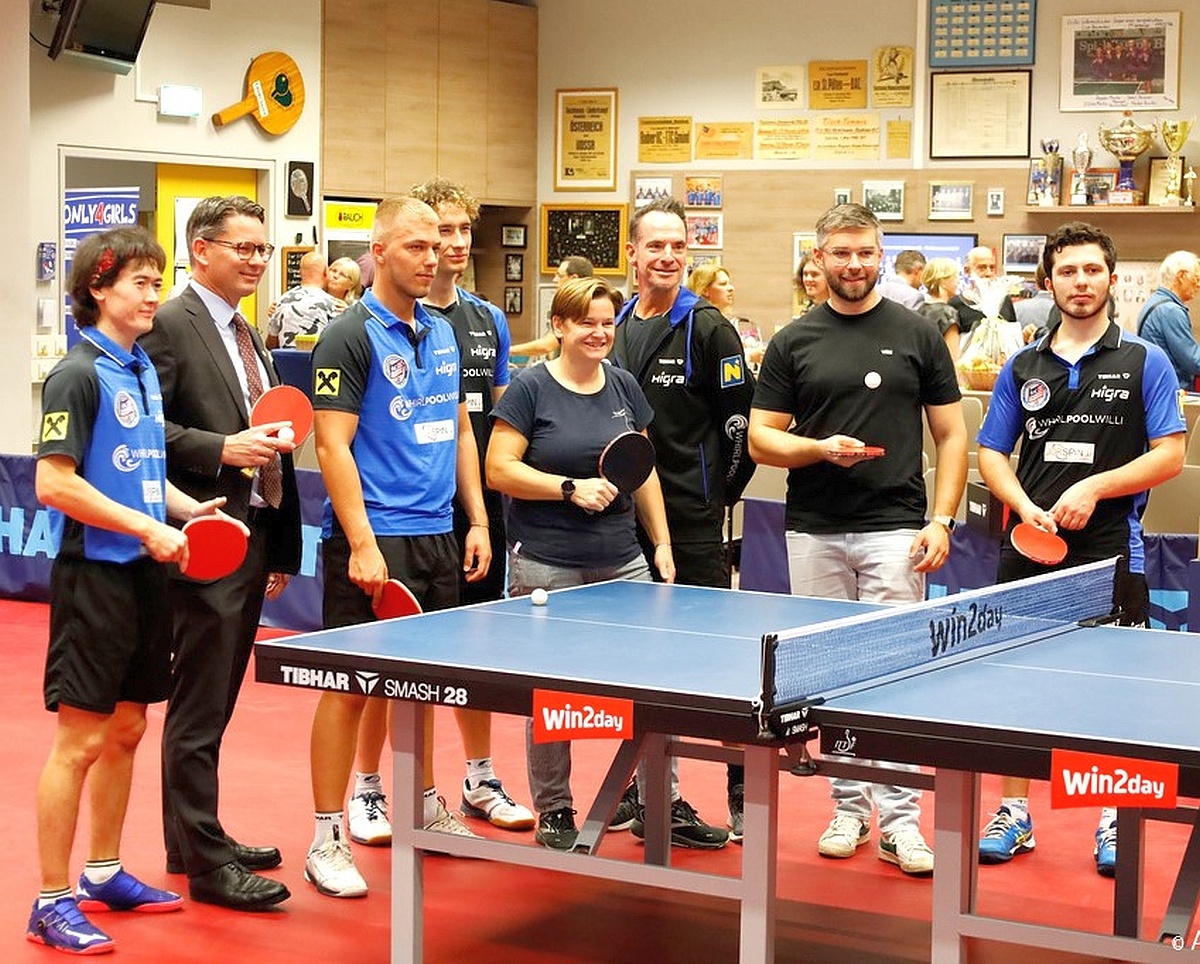 Gruppenfoto mit der Politik- Badener AC Tischtennis Herren Team 2023-2024